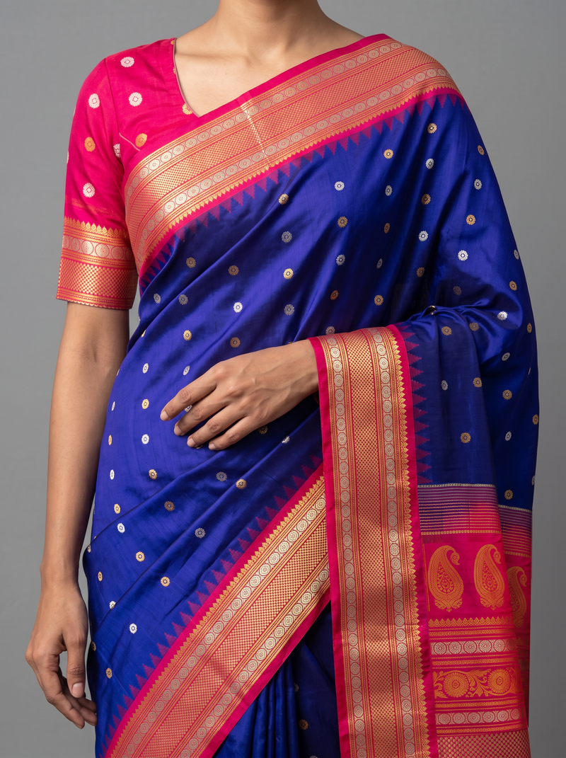 Like sunlight spun into silk, this golden Gadwal blooms with delicate vines, framed by a Kanchi-style border where meenakari medallions and paisleys glow like jewels.