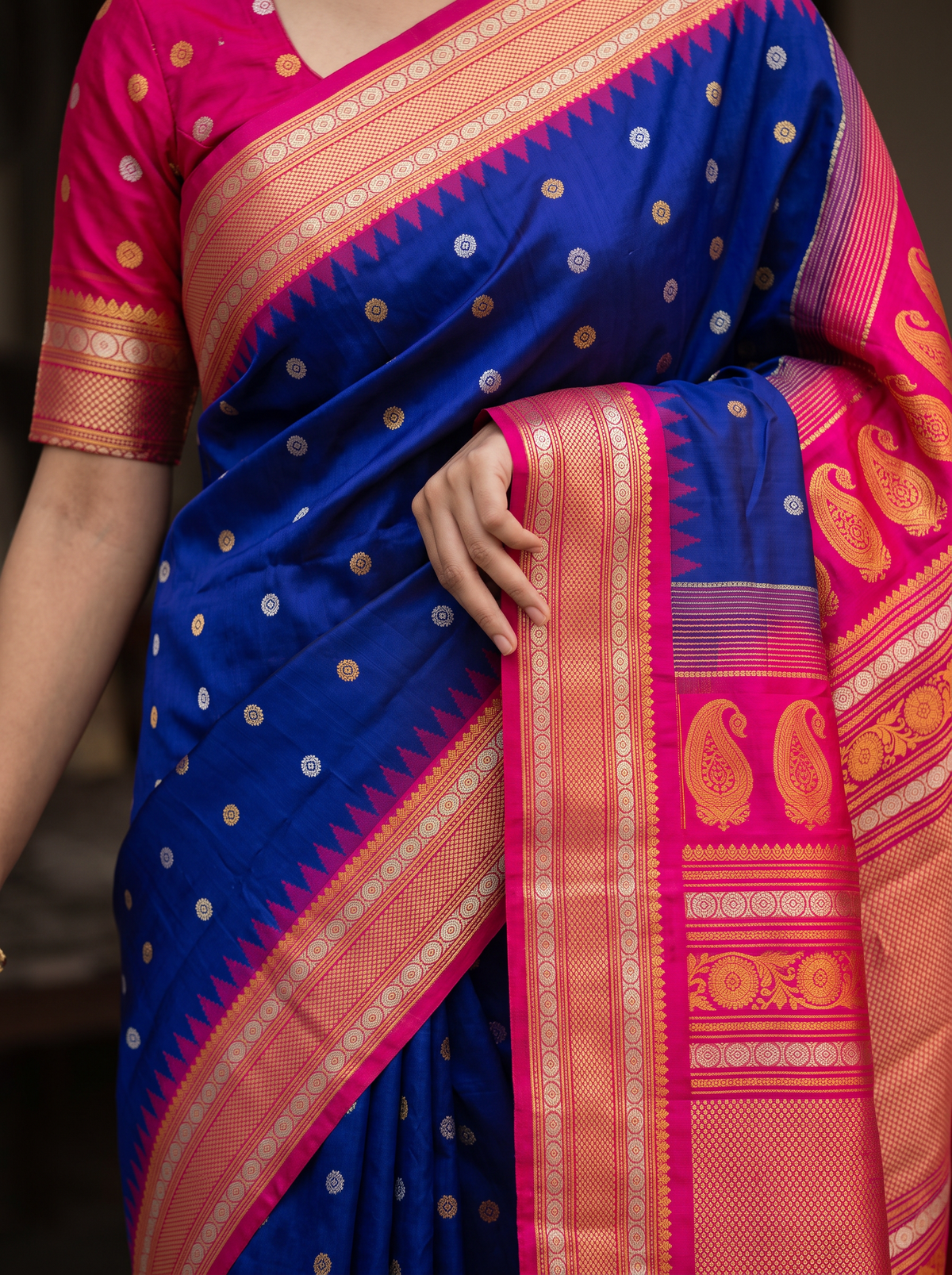 Like sunlight spun into silk, this golden Gadwal blooms with delicate vines, framed by a Kanchi-style border where meenakari medallions and paisleys glow like jewels.