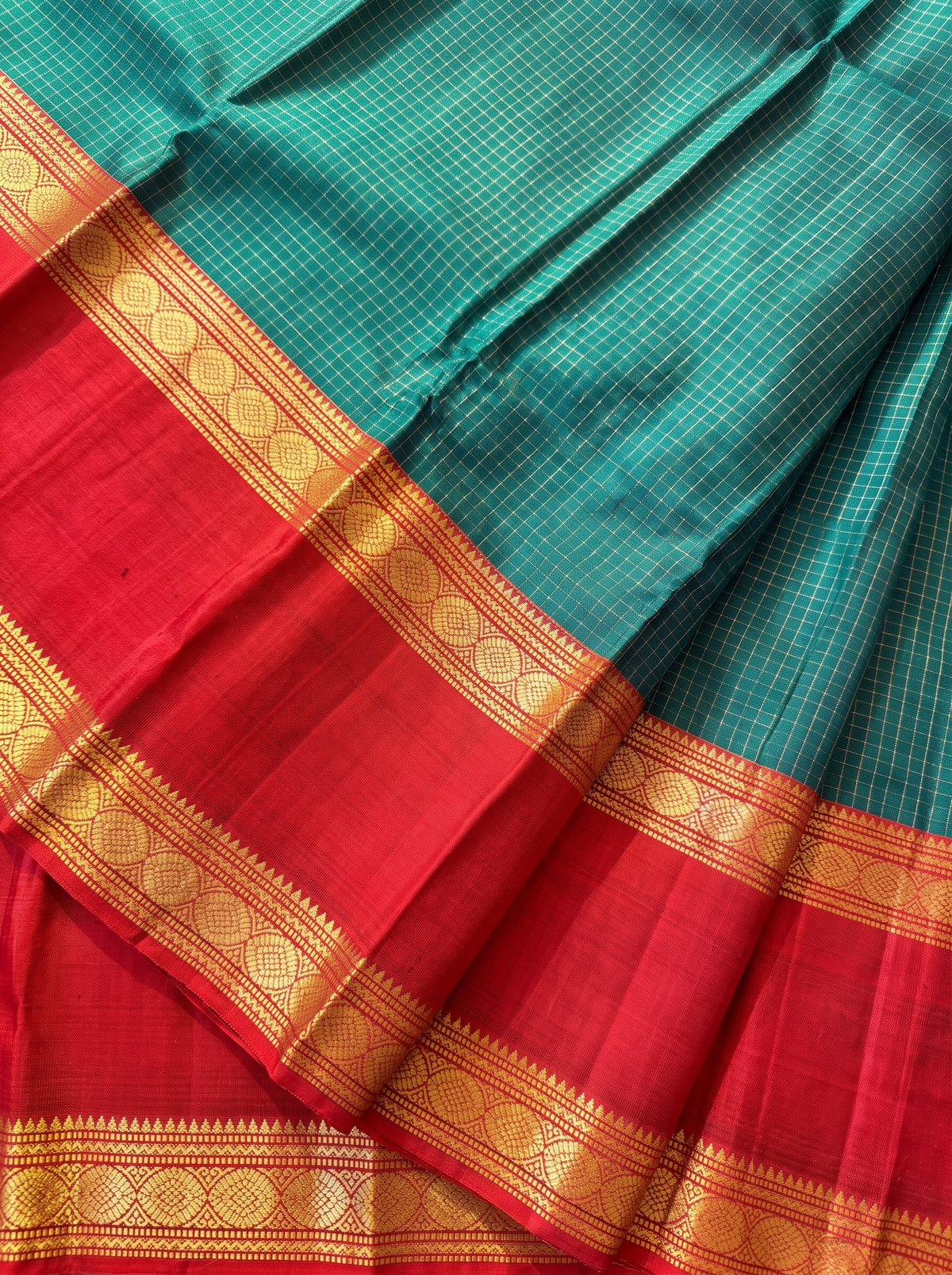 A Lush Romance of Brocade & Silk – Emerald Green & Red Pure Korvai Kanjivaram Handloom Silk Saree