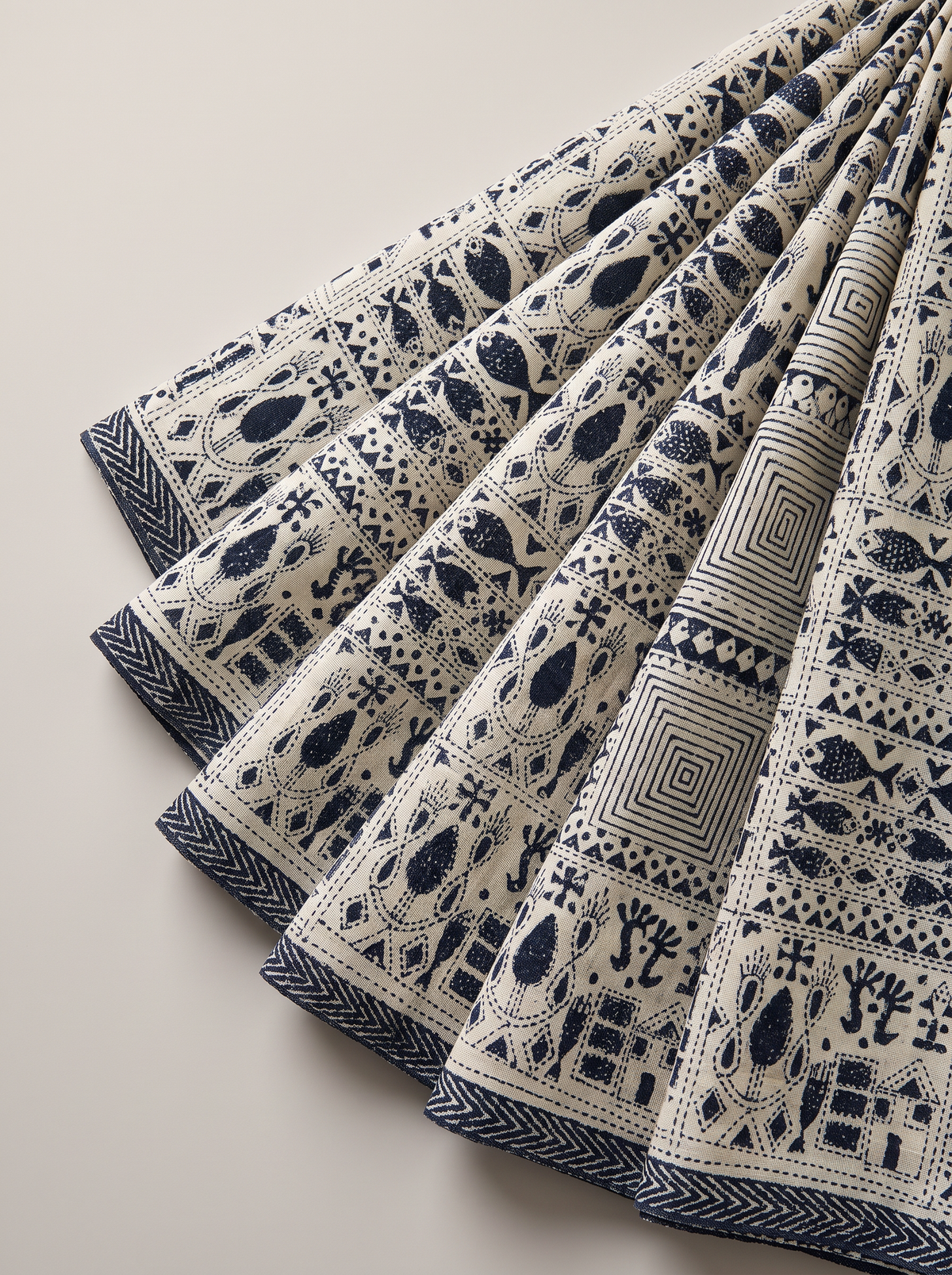 Earthy ivory silk meets the deep drama of black thread. This pure Gachi Tussar carries elaborate hand-stitched Kantha, where light and shadow dance across every fold.