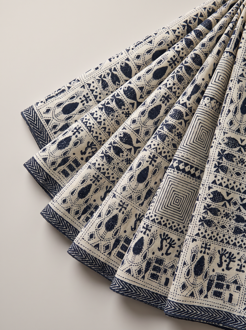 Earthy ivory silk meets the deep drama of black thread. This pure Gachi Tussar carries elaborate hand-stitched Kantha, where light and shadow dance across every fold.