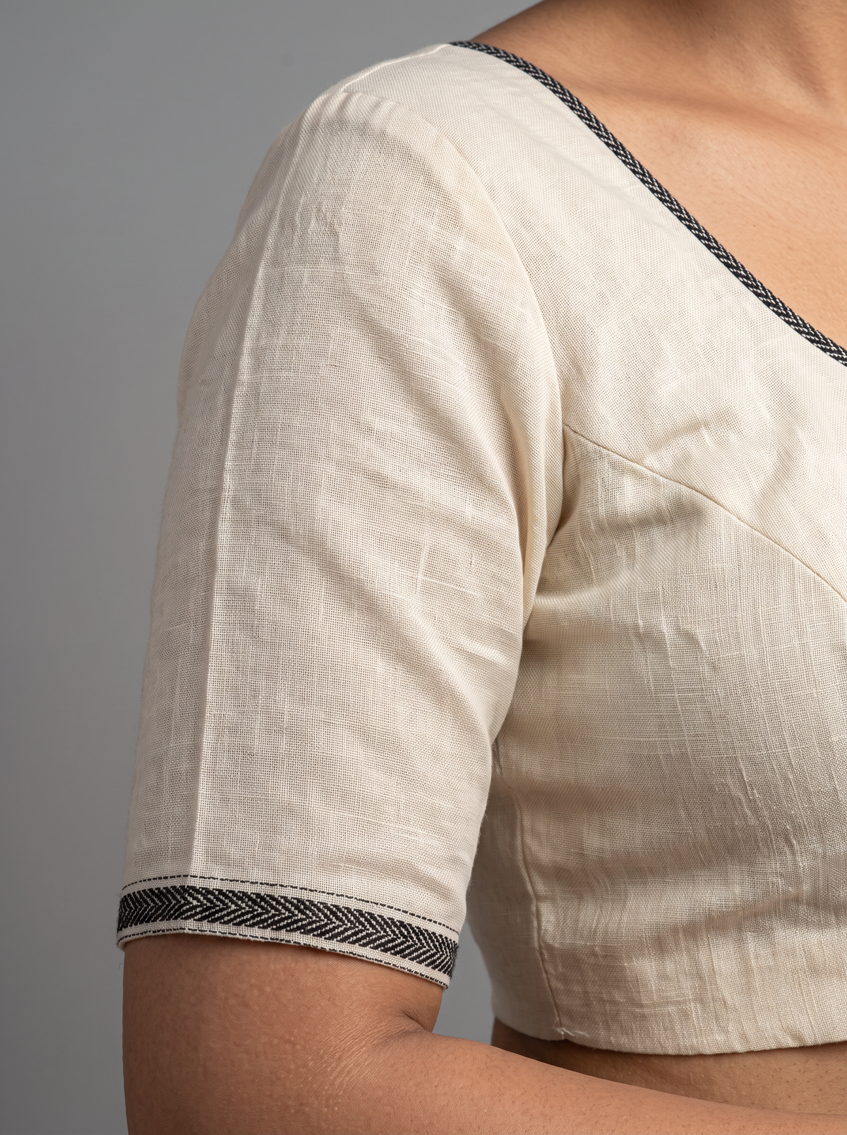 Earthy ivory silk meets the deep drama of black thread. This pure Gachi Tussar carries elaborate hand-stitched Kantha, where light and shadow dance across every fold.