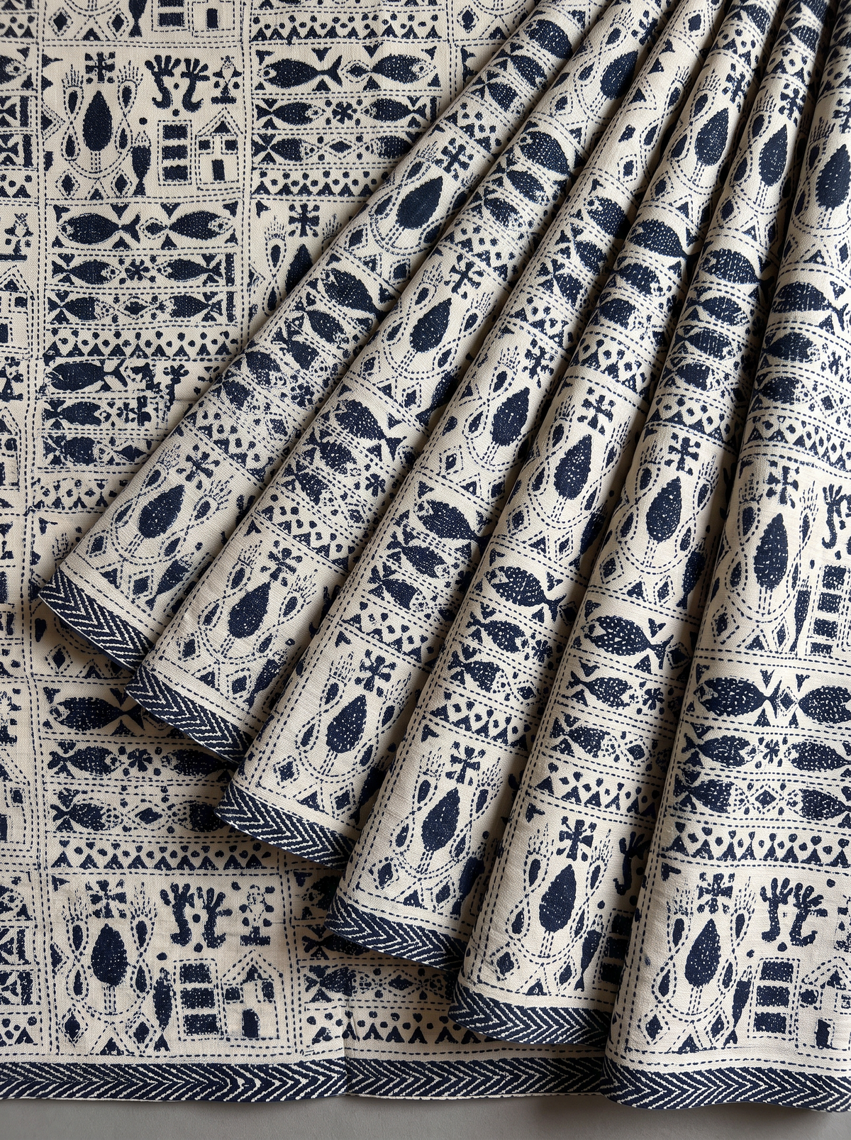 Earthy ivory silk meets the deep drama of black thread. This pure Gachi Tussar carries elaborate hand-stitched Kantha, where light and shadow dance across every fold.