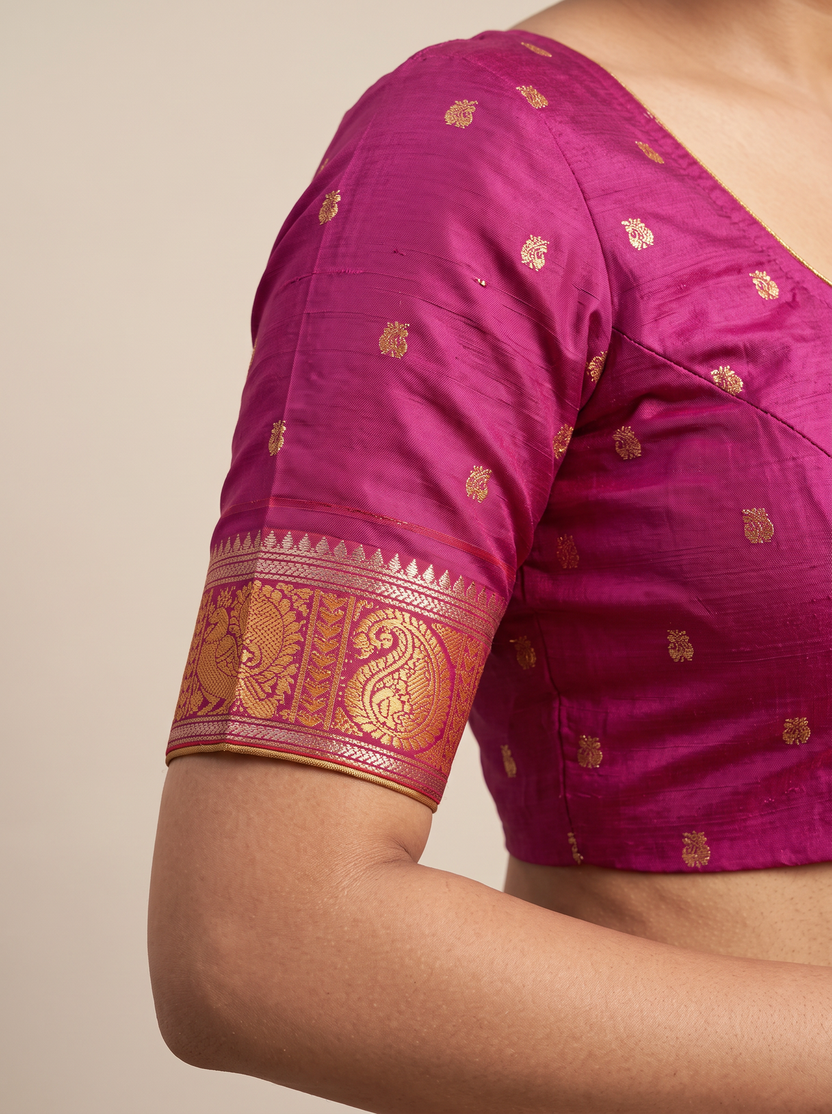 Lavender melting slowly into rust, like dusk settling over the hills. A brocade body framed by a Kanchi-style rust border, where gold peacocks and paisleys shimmer. Handloom Gadwal.