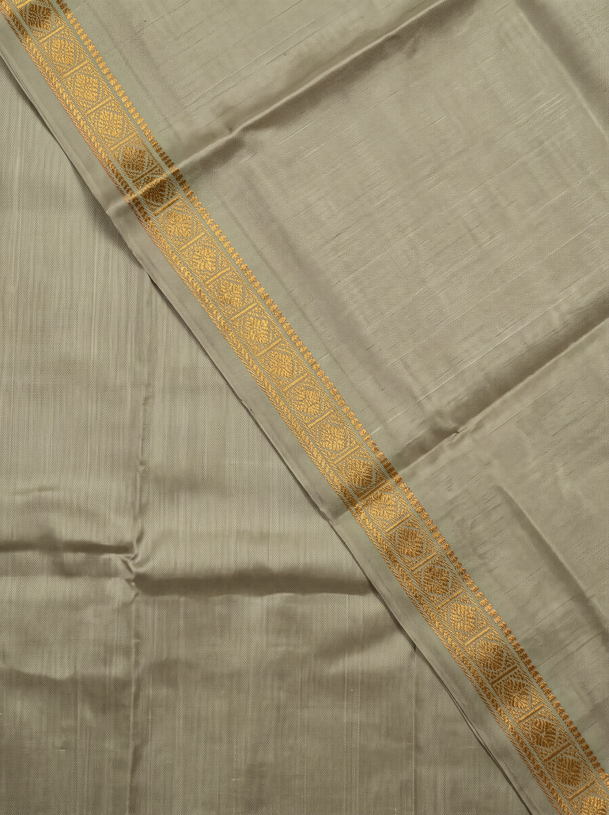 Quiet olive, glorious gold. A pure silk Gadwal with delicate zari borders and a richly woven pallu. Silk Mark certified.