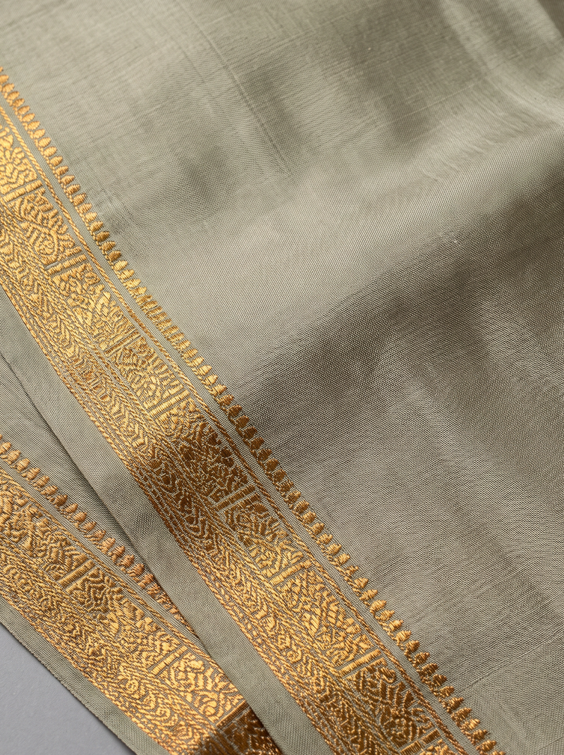 Quiet olive, glorious gold. A pure silk Gadwal with delicate zari borders and a richly woven pallu. Silk Mark certified.