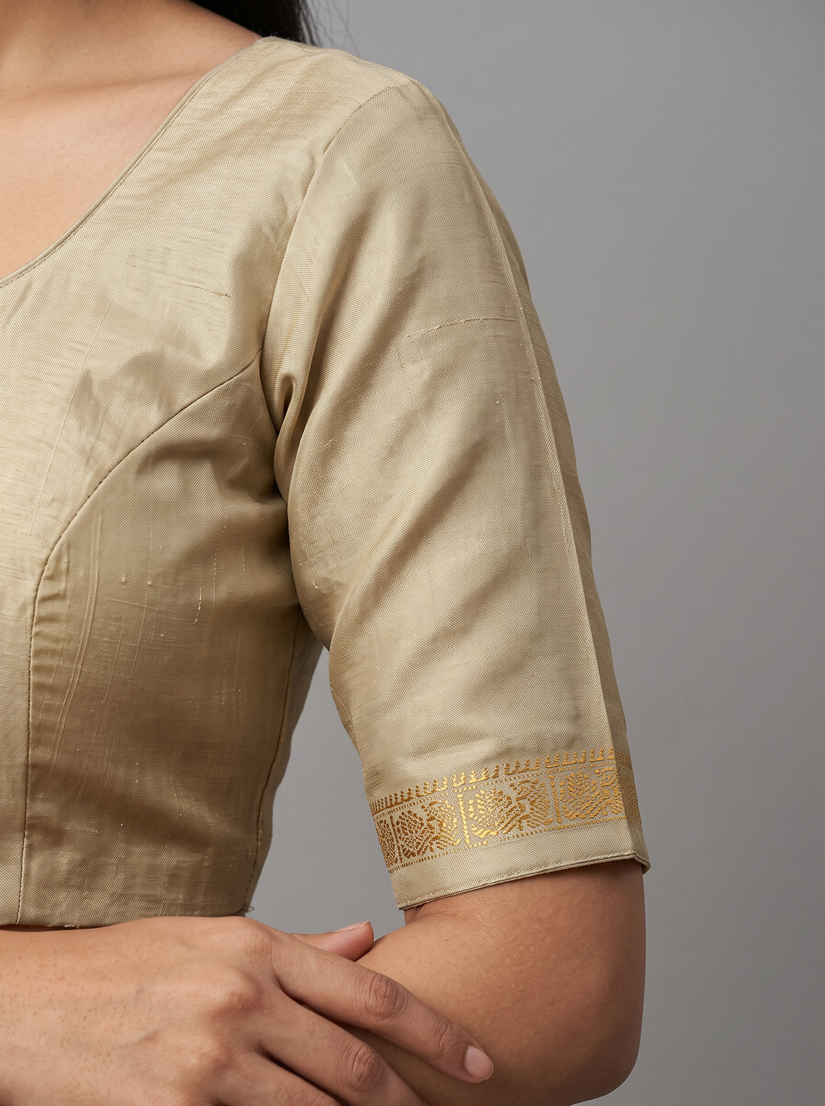 Quiet olive, glorious gold. A pure silk Gadwal with delicate zari borders and a richly woven pallu. Silk Mark certified.