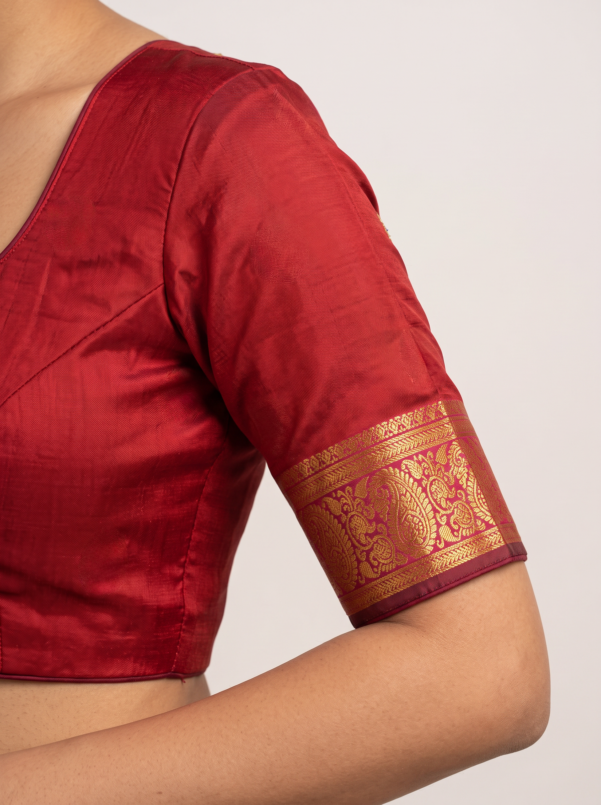 Like a marigold in full bloom, this orange Gadwal silk glows with gold and blue butis. A pink-edged maroon border holds it close, and the pallu shines in rich gold zari.
