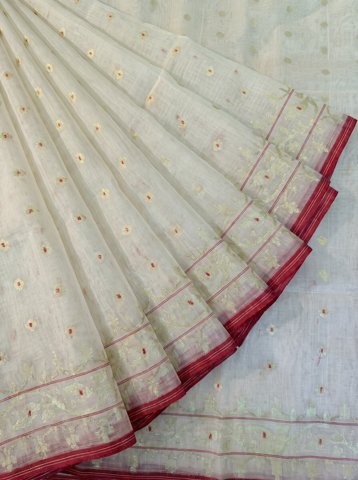 Ivory Grace with a Touch of Crimson — Dhakai Jamdani in Timeless Simplicity