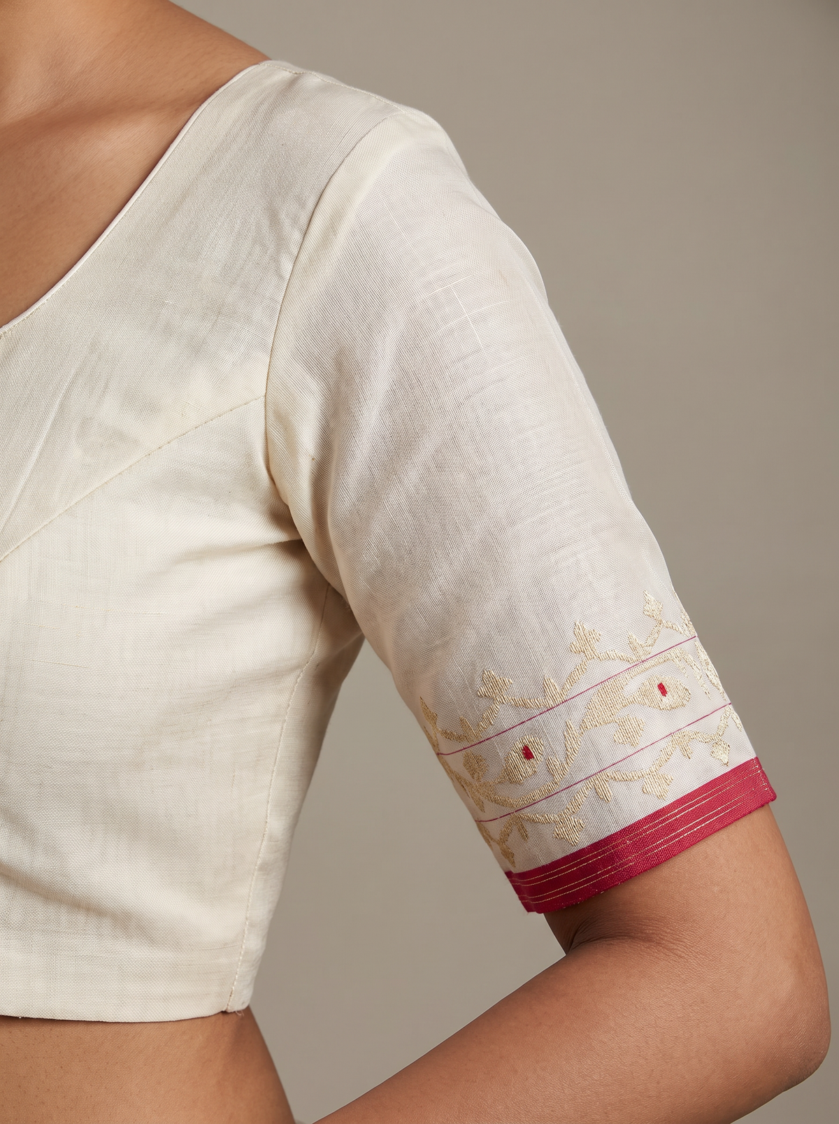Ivory Grace with a Touch of Crimson — Dhakai Jamdani in Timeless Simplicity