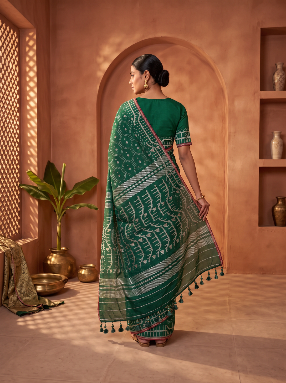 An Emerald Rhythm — Dhakai Jamdani Woven in Waves and Florals
